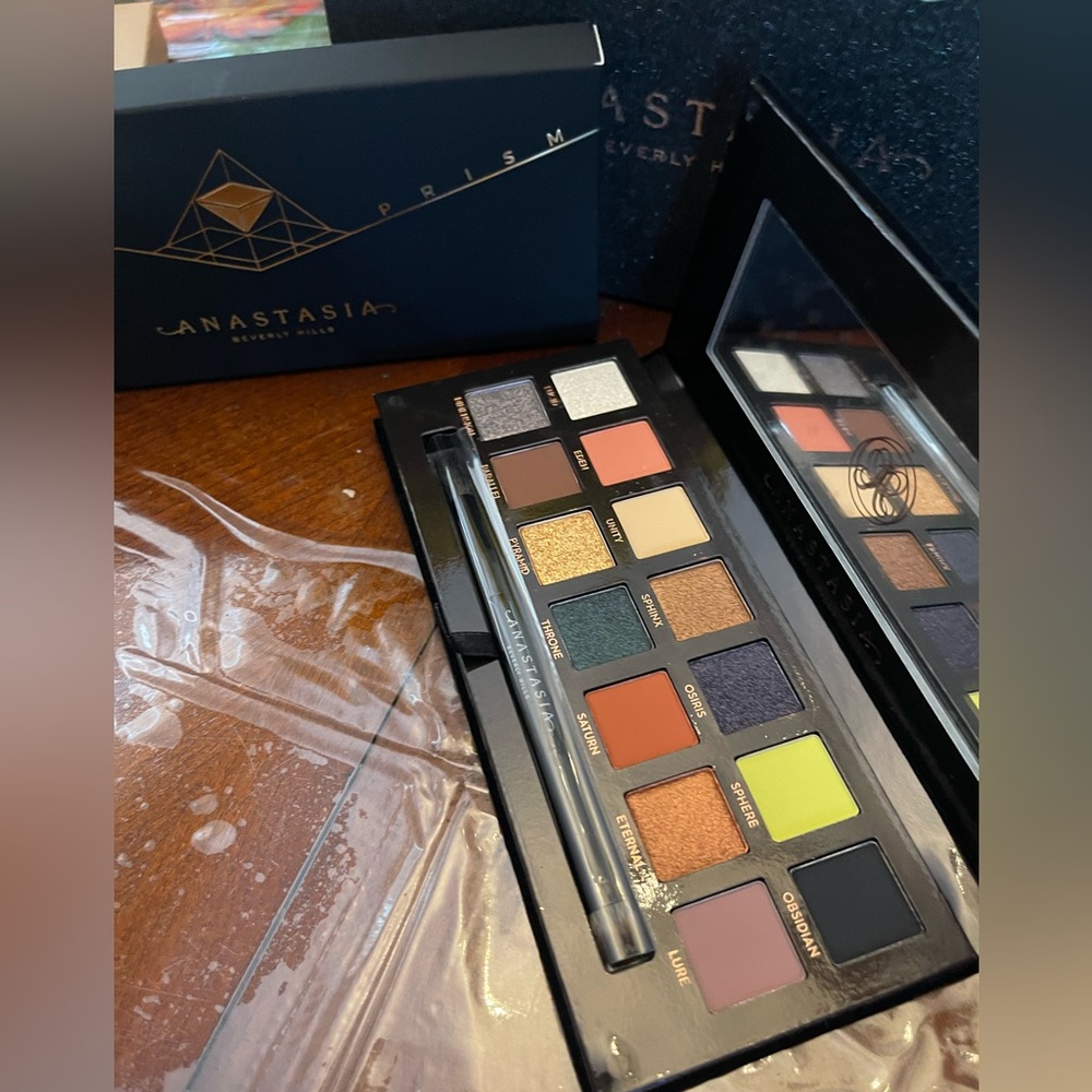 Anastasia Beverly Hills Prism Palette with Gold and Green Hues